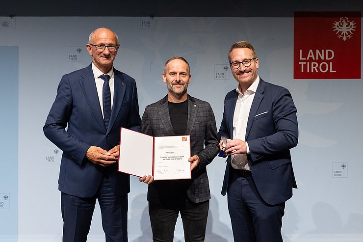 Verleihung Tiroler Sportehrennadel in Gold mit Brillant, v.l.n.r. LH Anton Mattle, Harald Auer, 1. LHStv. Philip Wohlgemuth