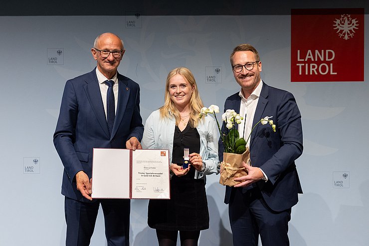 Verleihung Tiroler Sportehrennadel in Gold mit Brillant, v.l.n.r. LH Anton Mattle, Rebecca Frießer, 1. LHStv. Philip Wohlgemuth