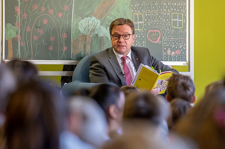 LH Günther Platter besuchte am Tiroler Vorlesetag die VS Lienz Nord.