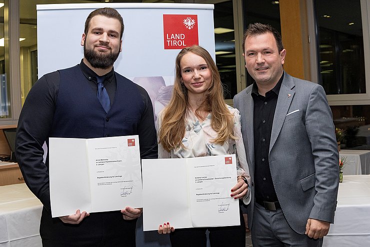 Die bestausgezeichneten Lehrlinge Mehmetaj Arlind (Speditionskaufmann im dritten Lehrjahr bei Gebrüder Weiss GmbH) und Kimberly Klammer (Einzelhandel/Einrichtungsberaterin im dritten Lehrjahr bei XXXLutz KG) mit Landtagsabgeordneten Andreas Kirchmair.