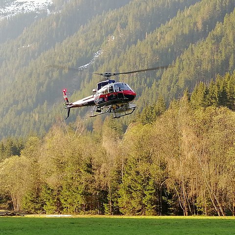 Der Landeshubschrauber bricht zum Erkundungsflug zur Abbruchstelle in St. Veit in Defereggen auf.