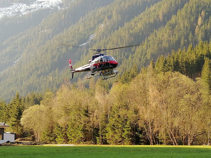 Der Landeshubschrauber bricht zum Erkundungsflug zur Abbruchstelle in St. Veit in Defereggen auf.