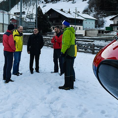 LH Günther Platter (Mitte) mit Landesgeologen Gunther Heißel (2. v. li.) nach einem Erkundungsflug mit dem Landeshubschrauber in Vals.