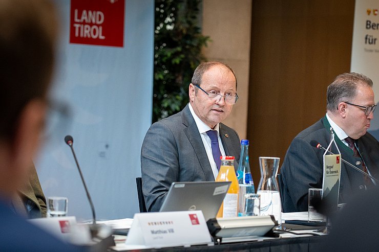 © Land Tirol/Neuner Josef Geisler blickt in die Konferenzrunde.
