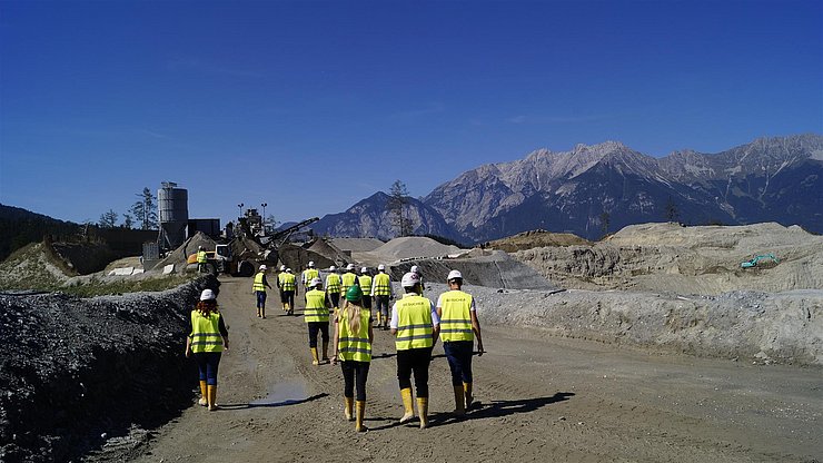 Mitglieder des Ausschusses für Wohnen und Verkehr bei der Besichtigung der BBT-Baustelle Ahrental
