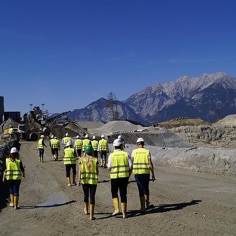 Mitglieder des Ausschusses für Wohnen und Verkehr bei der Besichtigung der BBT-Baustelle Ahrental
