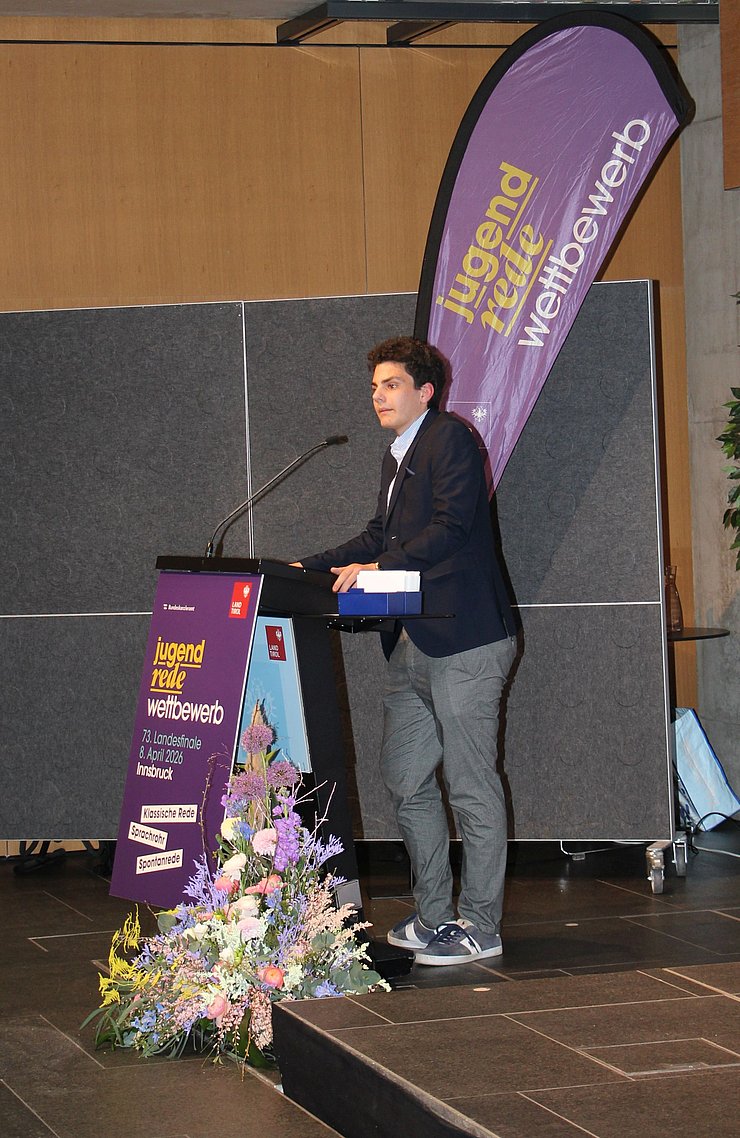 Jugendlicher spricht in Mikrofon