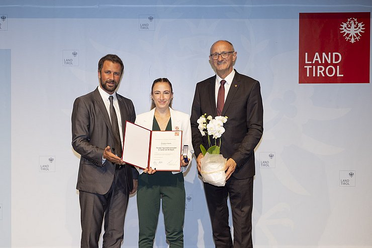 © Land Tirol / Mario Webhofer v.l.n.r. 1. LHStv. Georg Dornauer, Annalena Slamik, LH Anton Mattle