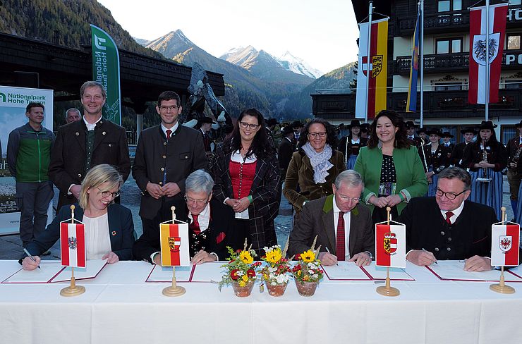 Bei der Unterzeichnung der Deklaration v. li. Ministerin Leonore Gewessler, LH Peter Kaiser (Kärnten), LH Wilfried Haslauer (Salzburg) und LH Günther Platter (Tirol). Re. hi. LHStv Ingrid Felipe (Tirol).