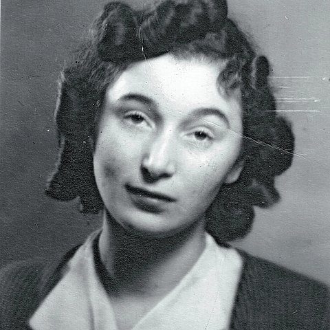 Schwarz-Weiß-Foto einer jungen Frau mit Locken.