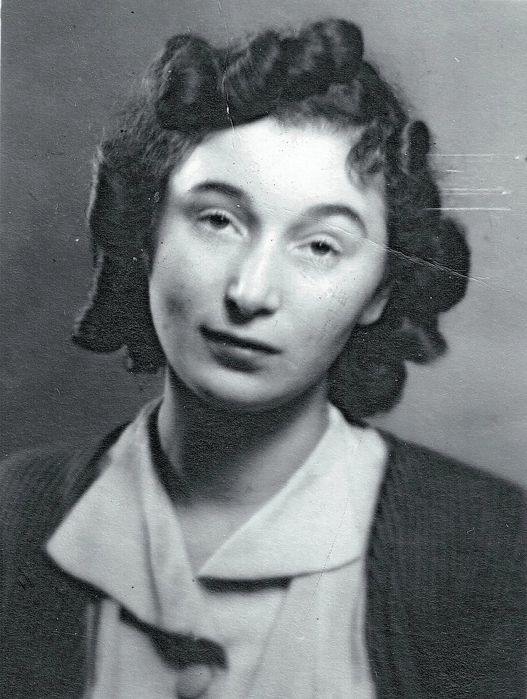 Schwarz-Weiß-Foto einer jungen Frau mit Locken.