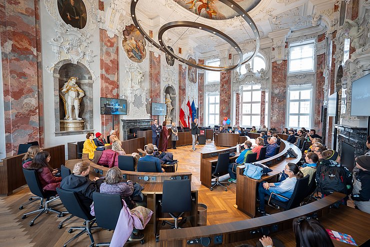 © Christanell Der Landtagssaal gefüllt mit Besuchern.