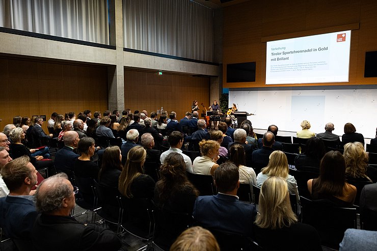 © Land Tirol/Webhofer Menschen sitzen im Saal