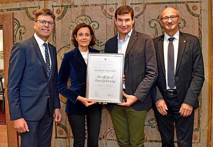 LR Mattle und BH Michael Brandl mit Martin und Eva-Maria Lechner (Zillertal Bier).