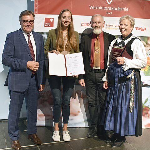 Gruppenfoto stehend mit Urkunde in der Hand