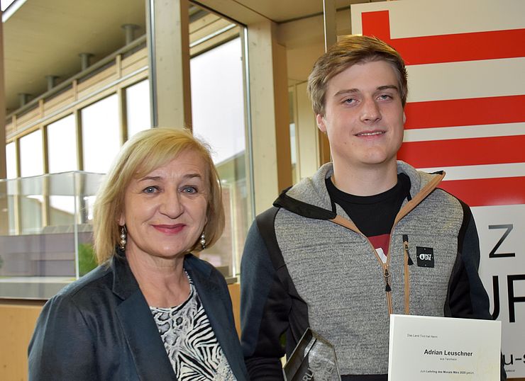 Bildungs- und Arbeitslandesrätin Beate Palfrader gratulierte Adrian Leuschner zum "Lehrling des Monats März 2020".