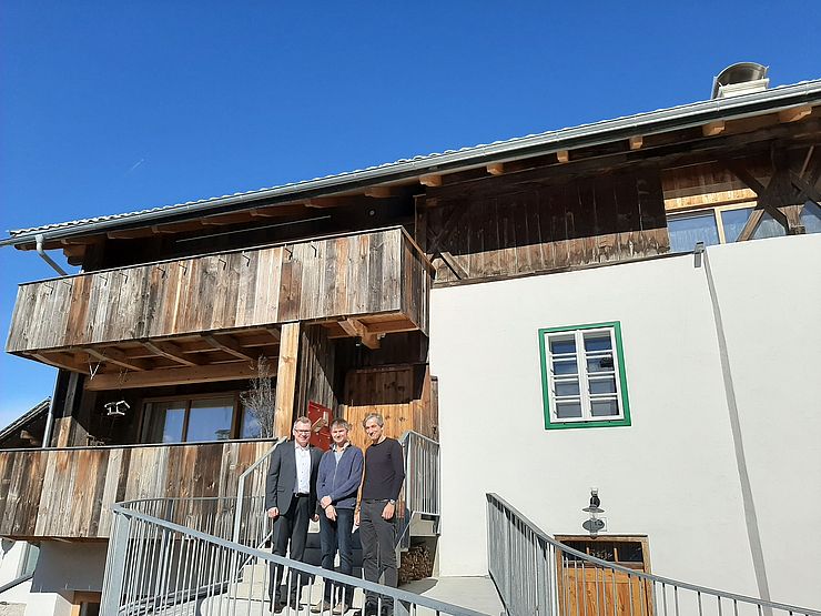 Besuch in Patsch: Landesrat Johannes Tratter gratuliert Eigentümern und Architektenteam zur gelungenen Revitalisierung des „Kasperhofes“.