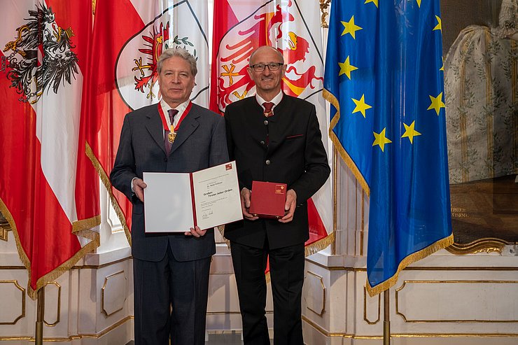 Auszeichnung für Rene Pollitzer, ehemaliger österreichischer Botschafter in Griechenland und Italien, überreicht von LH Anton Mattle.