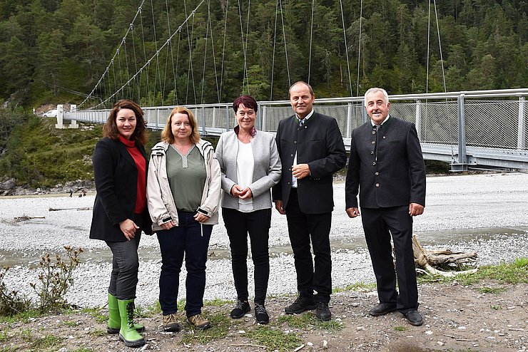 Gruppenfoto vor Hängebrücke
