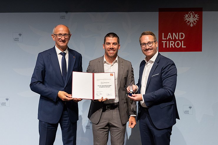 Verleihung Tiroler Sportehrennadel in Gold mit Brillant, v.l.n.r. LH Anton Mattle, Adrian Platzgummer, 1. LHStv. Philip Wohlgemuth