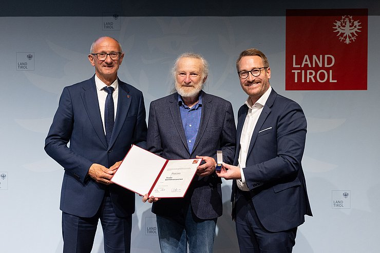 Verleihung Tiroler Sportehrenzeichen 2026, v. l. n. r. LH Anton Mattle, Oswald Helm, 1. LHStv. Philip Wohlgemuth