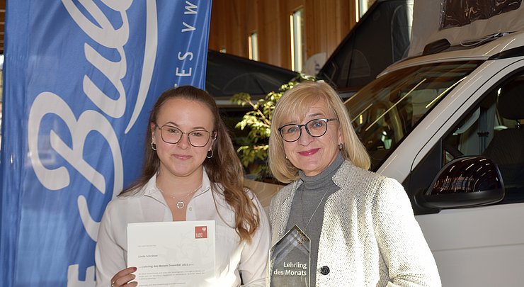 Arbeits- und Bildungslandesrätin Beate Palfrader gratulierte Linda Schrötter zum "Lehrling des Monats Dezember 2022" in Reutte.