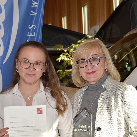Arbeits- und Bildungslandesrätin Beate Palfrader gratulierte Linda Schrötter zum "Lehrling des Monats Dezember 2022" in Reutte.
