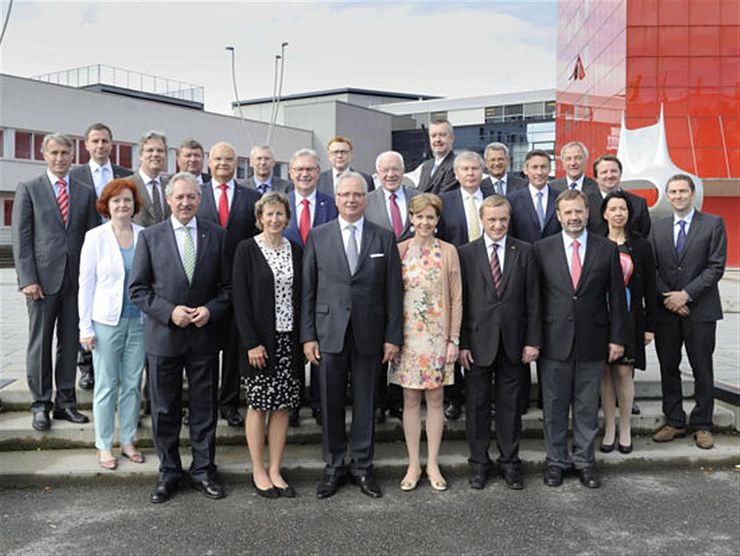 Gruppenfoto der LandtagspräsidentInnen und LandtagsdirektorInnen