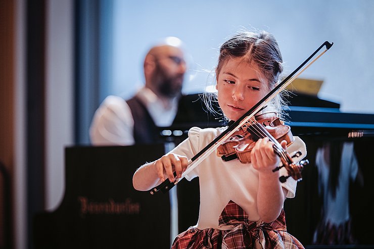 Ein Mädchen spielt Geige.
