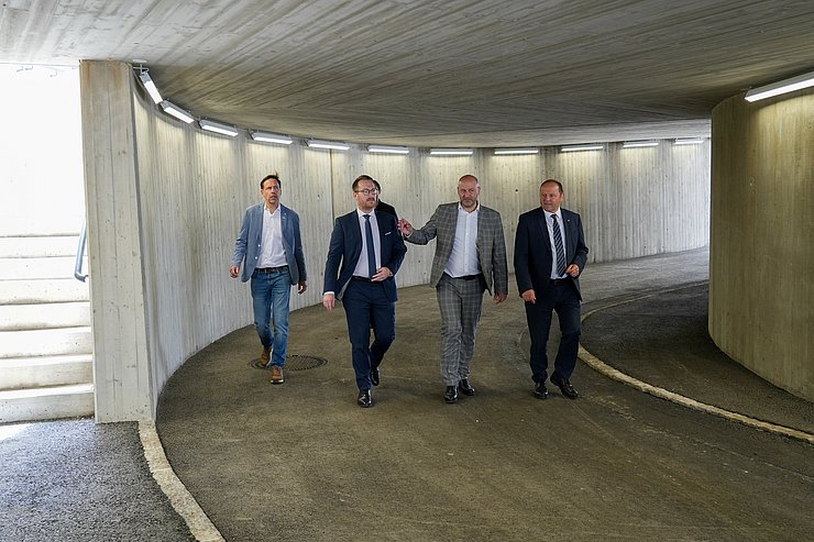 Menschen gehen durch Unterführung