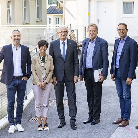 Gruppenfoto vor dem Gebäude