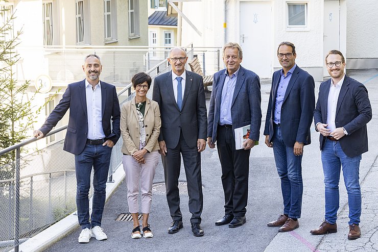 Gruppenfoto vor dem Gebäude