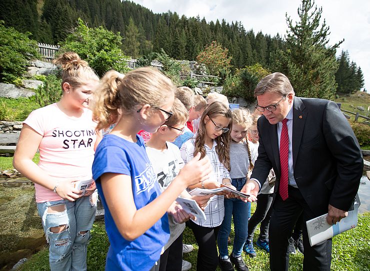 Im Haus des Wasser traf LH Günther Platter auf die SchülerInnen der Nationalparkschule St. Jakob in Defereggen.