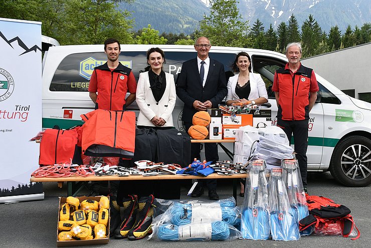 Nils Hackl von der Bergrettung Tirol, Botschafterin Ketevan Tsikhelashvili, Landeshauptmann Anton Mattle, Landesrätin Astrid Mair und Hermann Spiel fotografiert mit einigen Gerätschaften