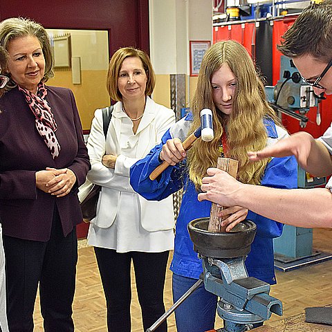 Am Girls‘ Day können die Teilnehmerinnen insbesondere in technische und handwerkliche Berufsfelder hineinschnuppern, wie hier im Jahr 2018 bei den ÖBB als einem der größten Lehrlingsausbildungsbetriebe Österreichs. (v.li.) LRin Beate Palfrader, LRin Patrizia Zoller-Frischauf und LRin Gabriele Fischer waren vom handwerklichen Geschick der Mädchen beeindruckt. 