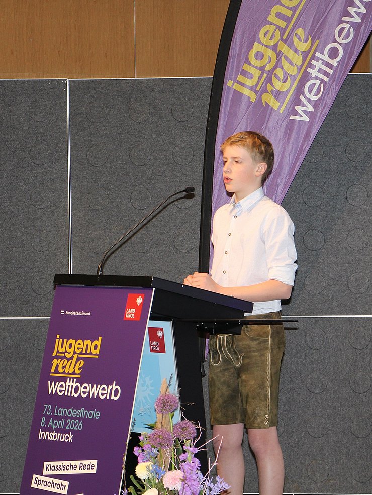 Jugendlicher spricht in Mikrofon