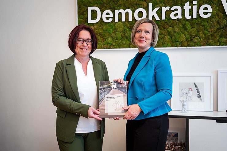 LVAin Doris Winkler-Hofer (re.) übergibt LTPin Sonja Ledl-Rossmann ihren Jahresbericht für 2025.