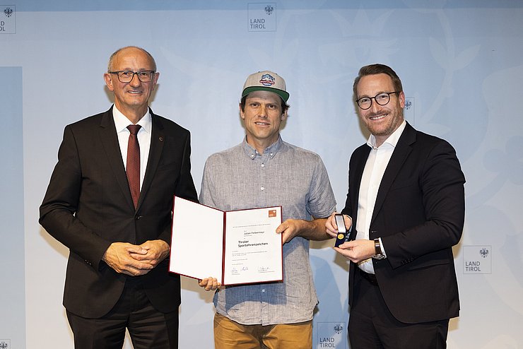 © Land Tirol/W9 Mario Webhofer v.l.n.r.: LH Anton Mattle, Julian Felbermayr, 1.LH-Stv. Philip Wohlgemuth