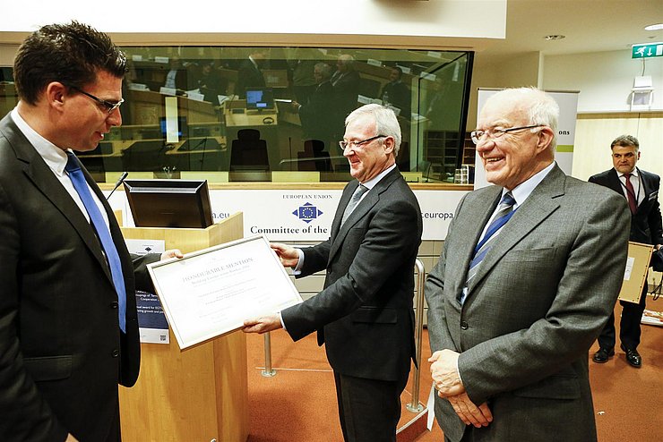 Euregio-Generalsekretär Matthias Fink nimmt in Brüssel gemeinam mit Landtagspräsident Herwig van Staa den Preis von Ramón Luis Valcárcel Siso, Präsident des Ausschusses der Regionen entgegen.