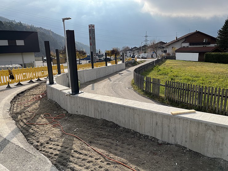 Bauzustand Lärmschutzwand mit Lärmschutzwandstehern.