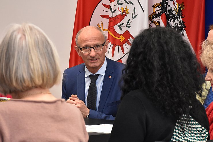 Der Landeshauptmann spricht mit Künsterinnen