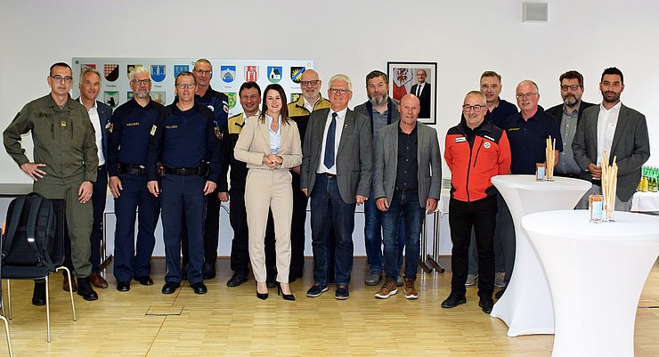 Ein Gruppenfoto der Teilnehmenden beim Blaulichttreffen in der Bezirkshauptmannschaft Landeck