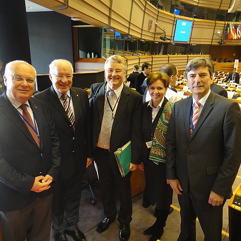 v.l. Franz Schausberger, Herwig van Staa, Markku Markkula (neuer Präsident des AdR), Brigitta Pallauf (Landtagspräsidentin Salzburg), Andreas Kiefer (Generalsekretär Kongress der Gemeinden und Regionen im ER)