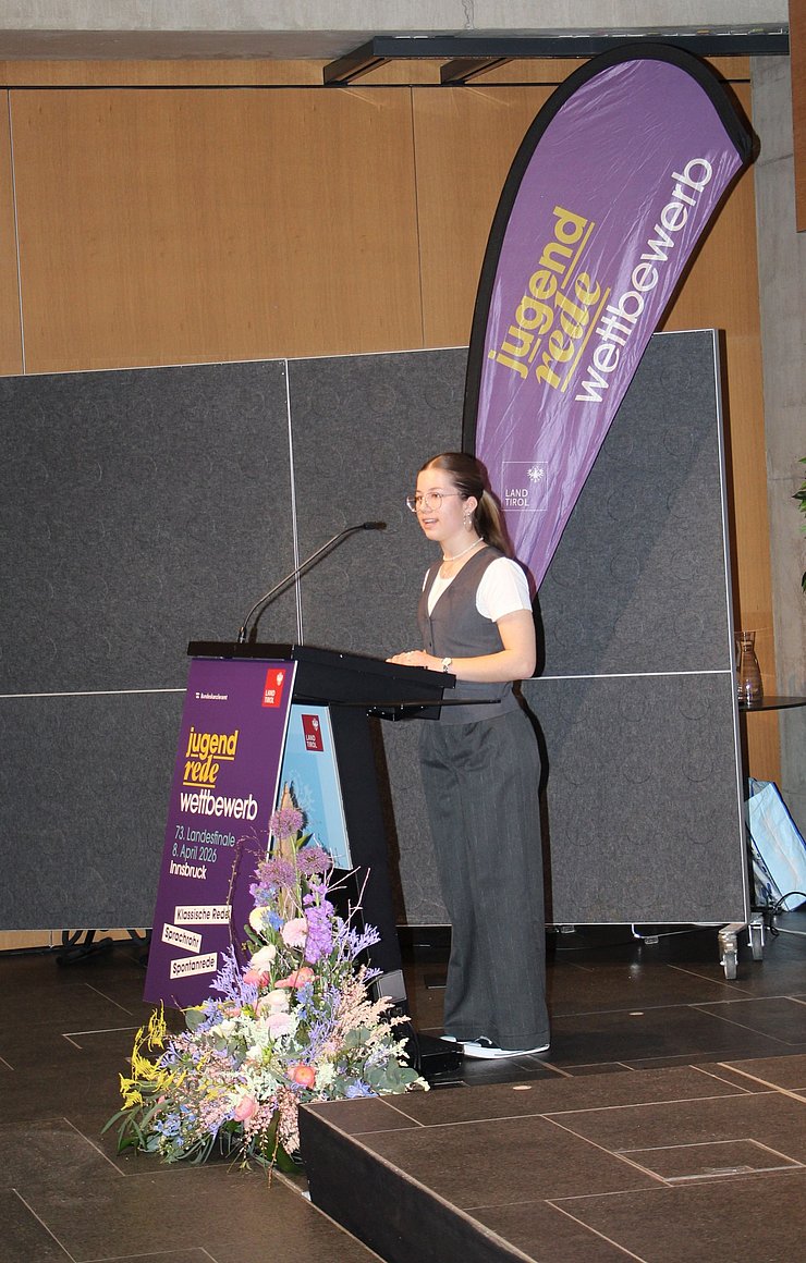 Jugendliche spricht in Mikrofon