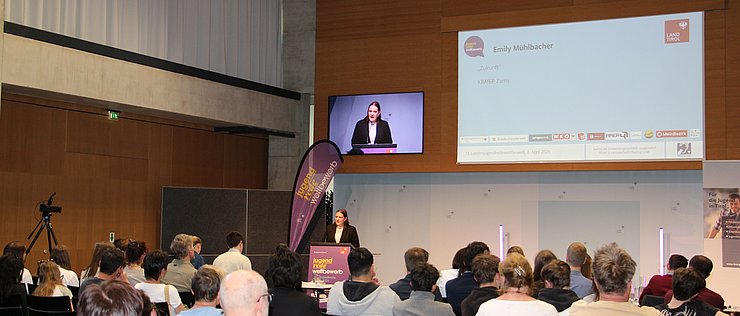 Jugendliche auf der Bühne