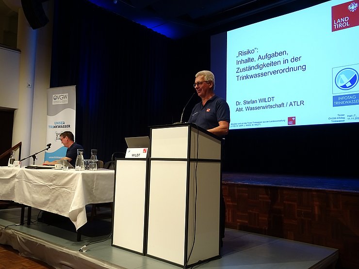 © Land Tirol/Marx Dr. Stefan Wildt am Rednerpult