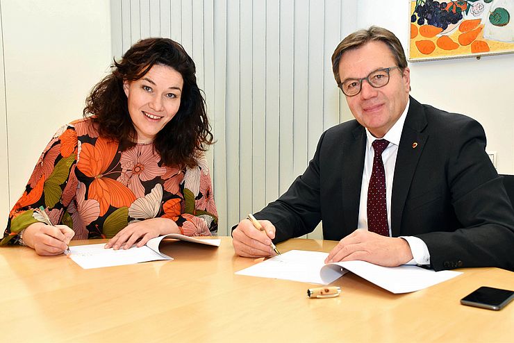 Landeshauptmann Günther Platter und Landeshauptmann-Stellvertreterin Ingrid Felipe unterzeichneten diese Woche den Verkehrsdienstevertrag in Innsbruck.