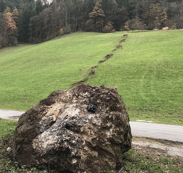 Ein Felsblock mit einem Ausmaß von rund sieben Kubikmeter hat die Brucker Straße übersprungen.