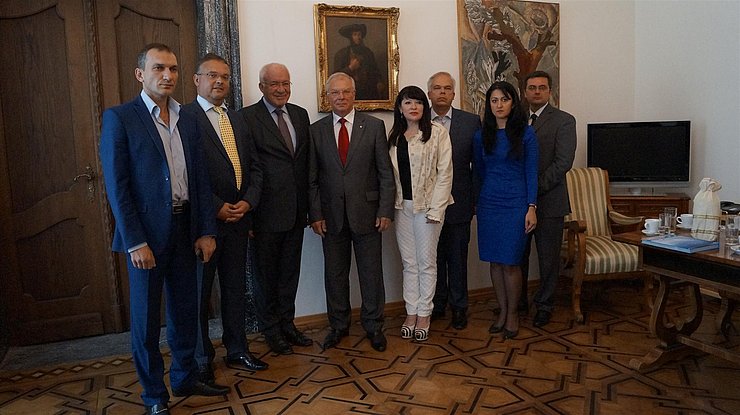 In der Bildmitte LTP Herwig van Staa,flankiert links von NR Gerald Hauser, sowie rechts von Yuri Stetsenko, Svetlana Jarovaya und Vasili Popandopulo