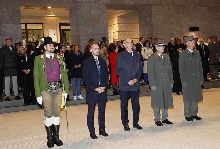 V. li. beim Zapfenstreich am Landhausplatz Landesschützenkommandant Thomas Saurer, Staatssekretär Florian Tursky, LH Anton Mattle, Brigadier Ingo Gstrein (Militärkommandant von Tirol) und Oberst Stephan Lehner (Stellv. Kommandant der 6. Gebirgsbrigade). 